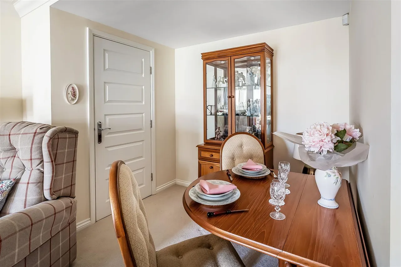 Kingston Avenue, Leatherhead, KT22, photo 8