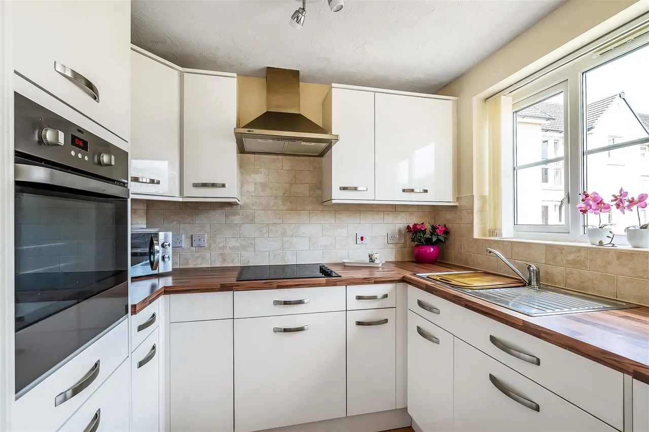 Kingston Avenue, Leatherhead, KT22, photo 4