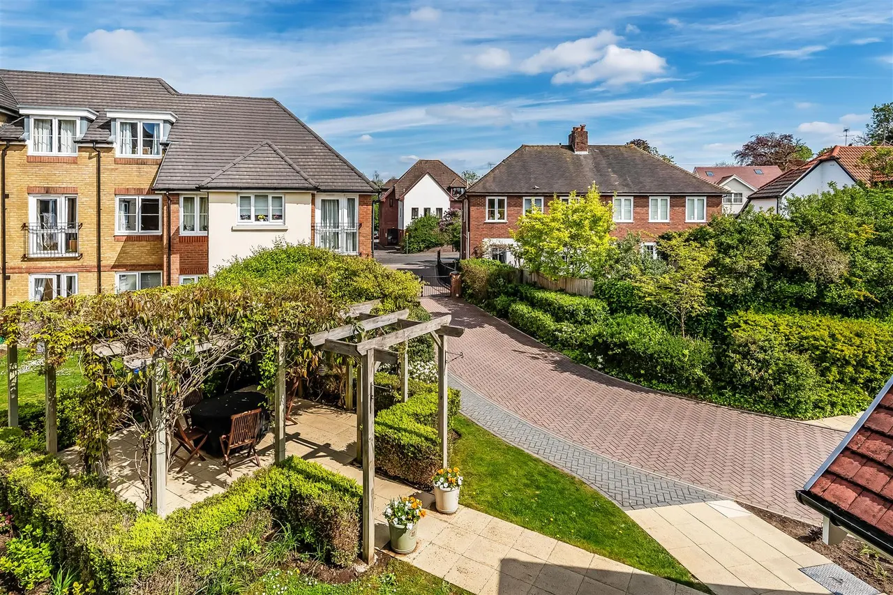 Kingston Avenue, Leatherhead, KT22, photo 14