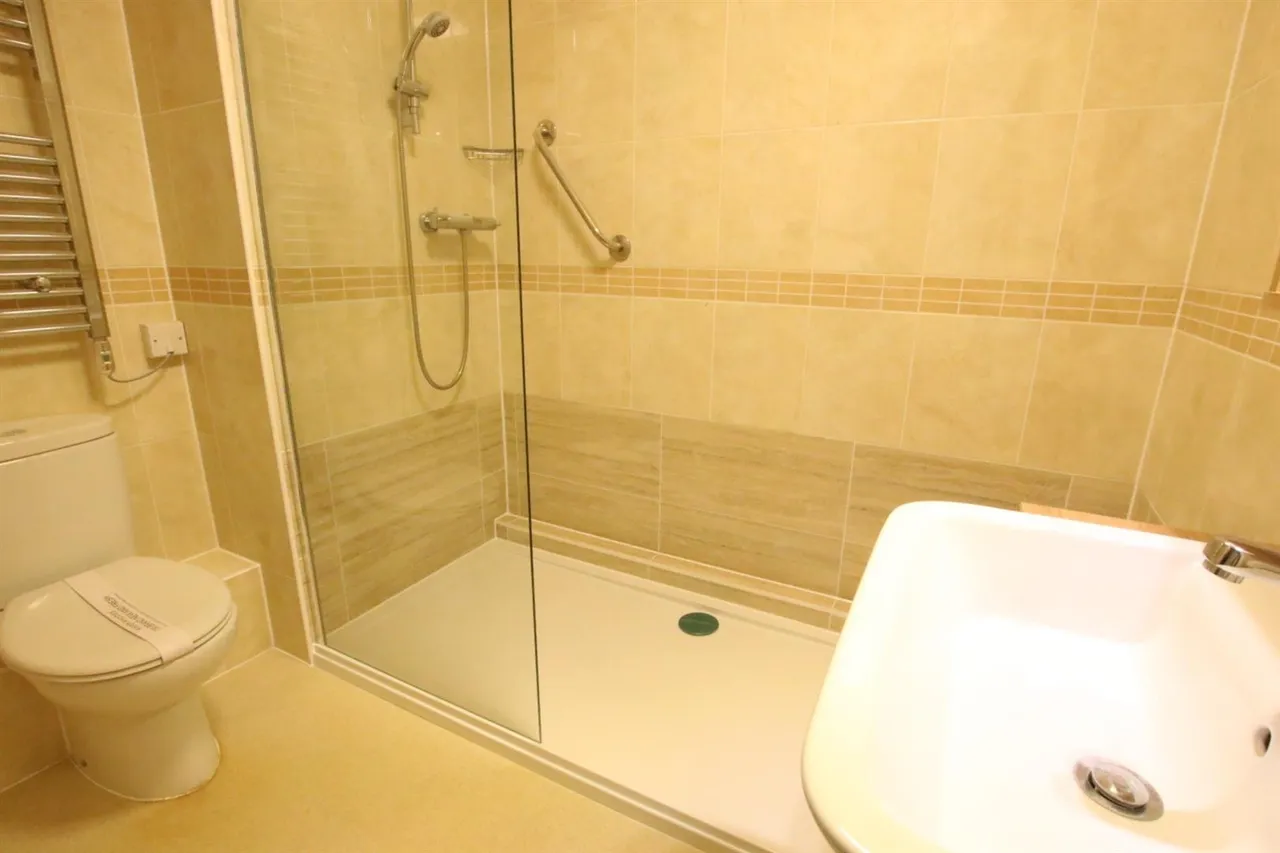 Kingston Avenue, Leatherhead, KT22, photo 6