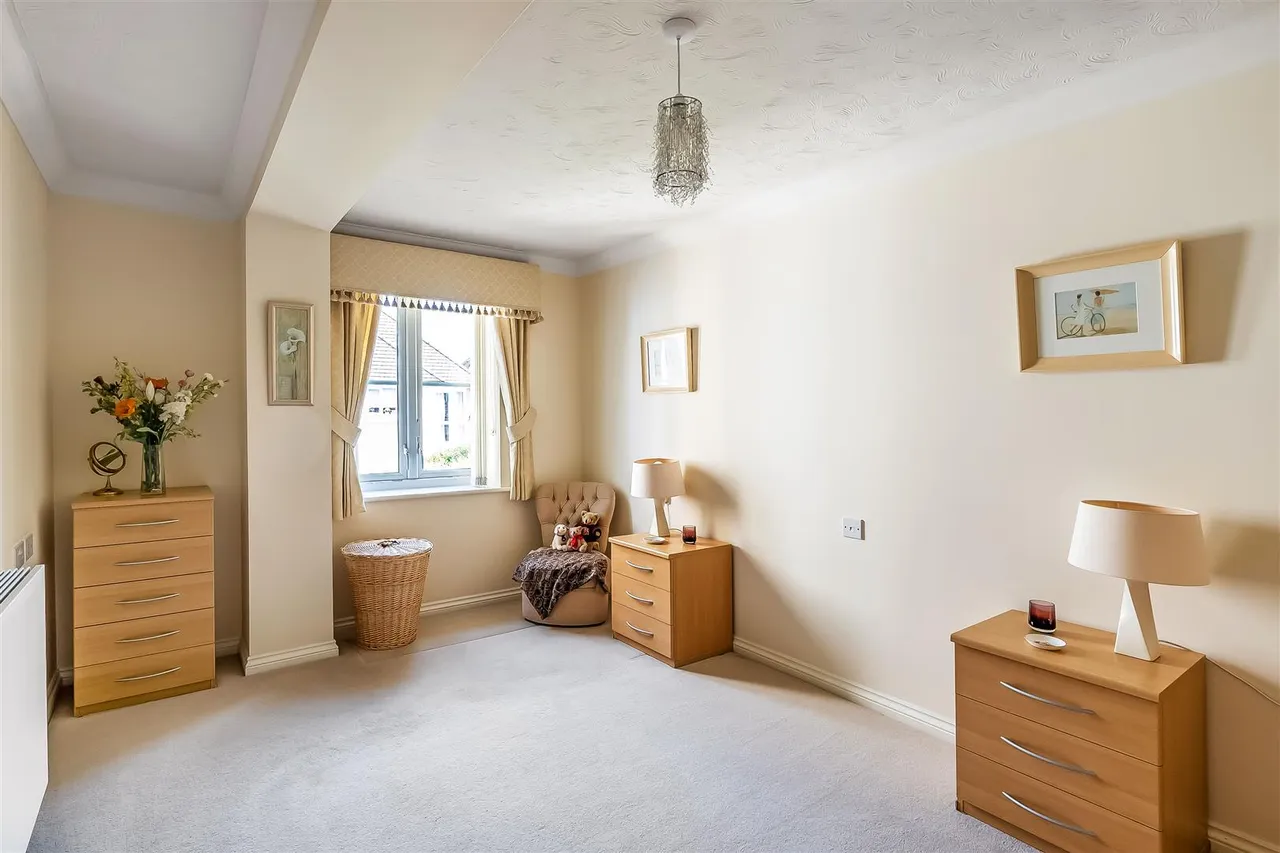 Kingston Avenue, Leatherhead, KT22, photo 5