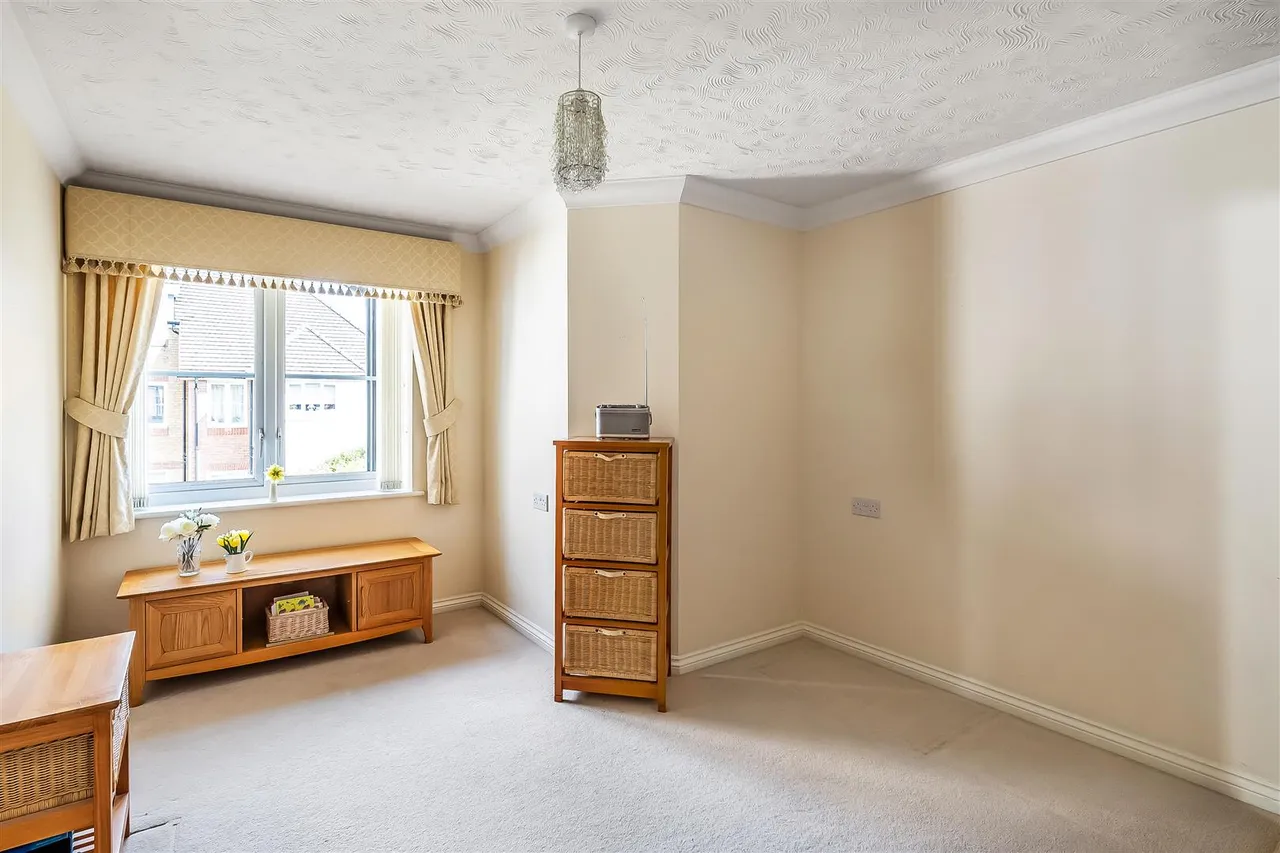 Kingston Avenue, Leatherhead, KT22, photo 13