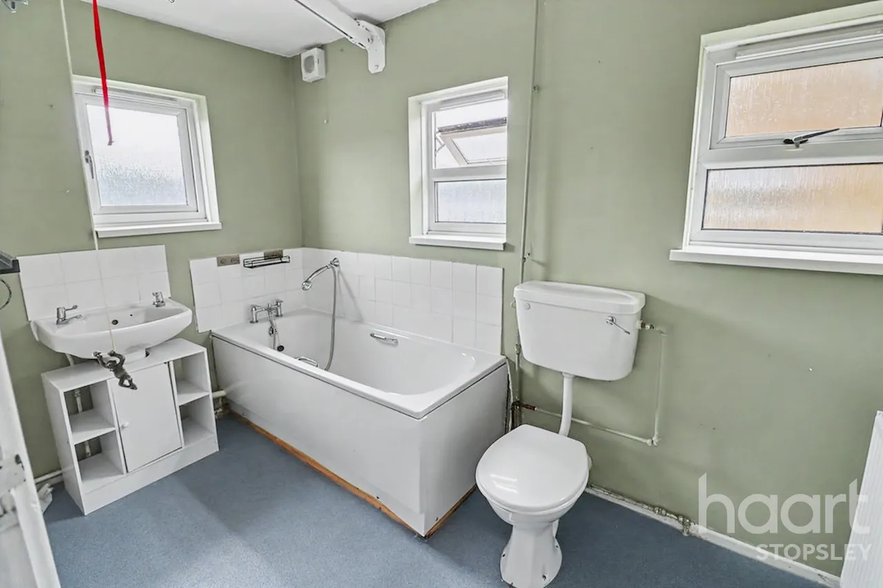 Eaton Valley Road, Luton, LU2, photo 13