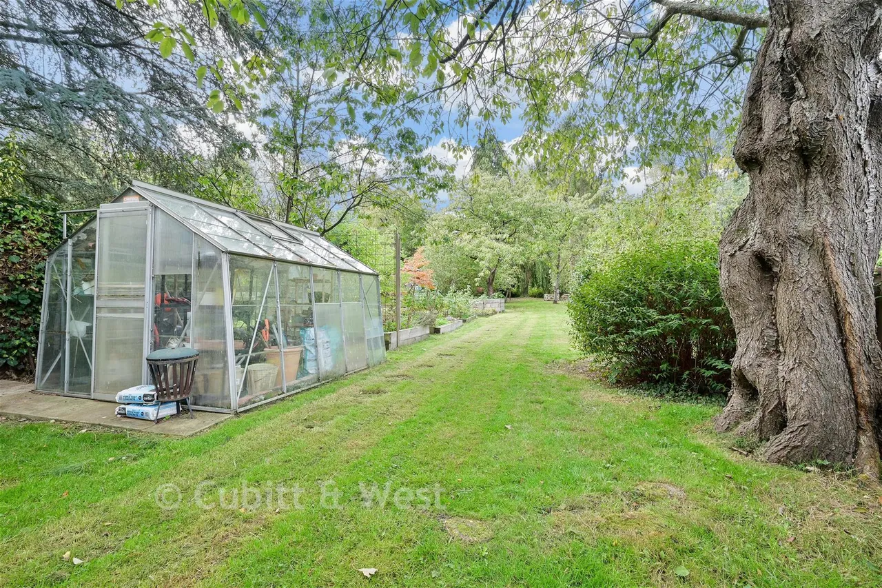 The Crescent, Horley, RH6, photo 2