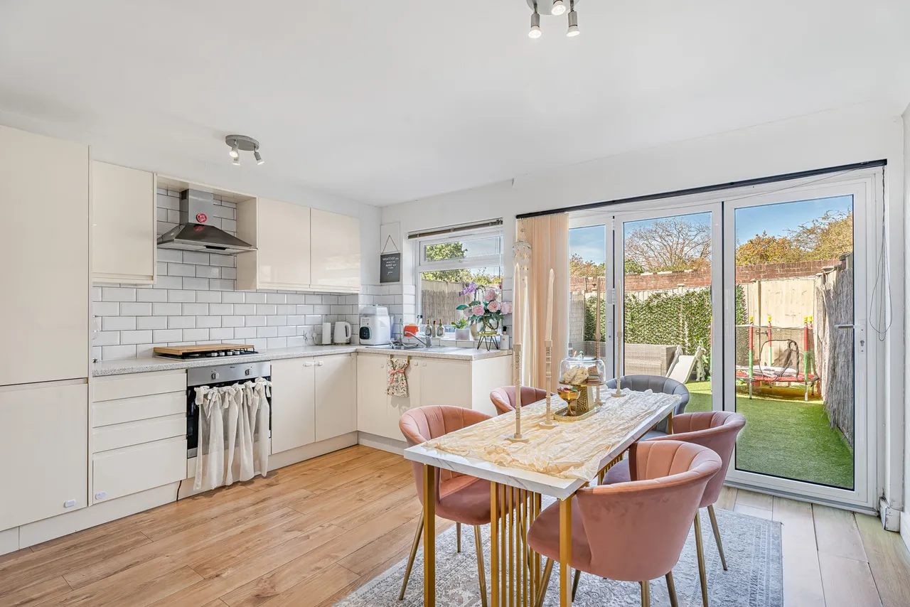 Falcon Way, Sunbury-on-Thames, TW16, photo 3