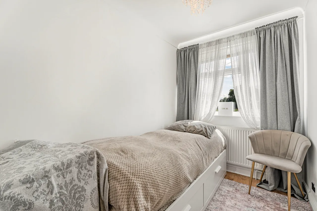Falcon Way, Sunbury-on-Thames, TW16, photo 11