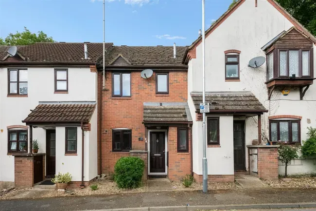 2 bed property for sale — Pages Lane, Uxbridge