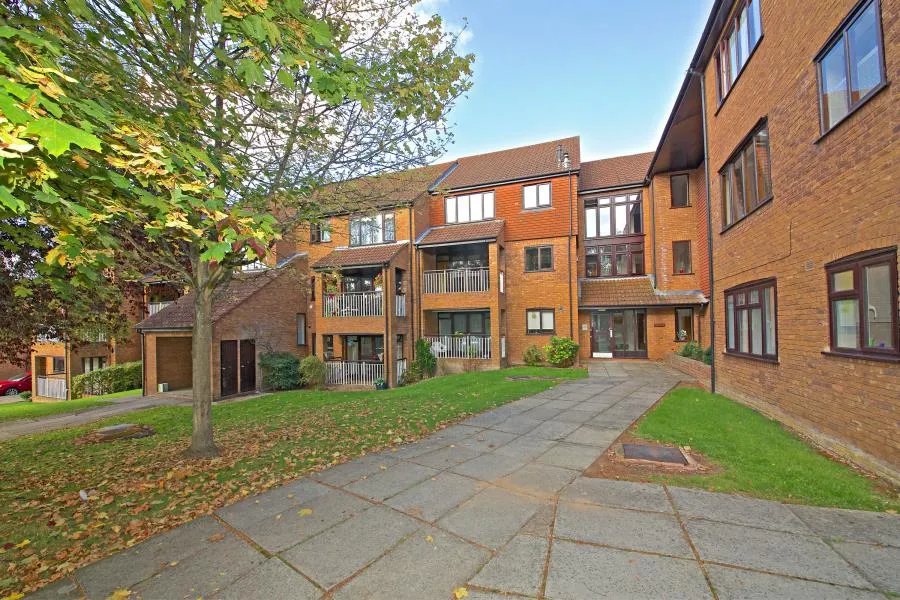 Eastbury Avenue, Northwood, HA6, photo 3