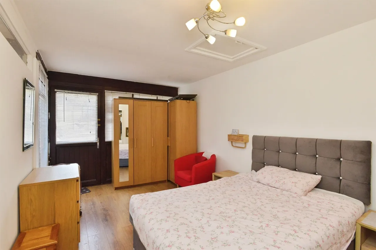 Coleshill Place, Bradwell Common, MK13, photo 10