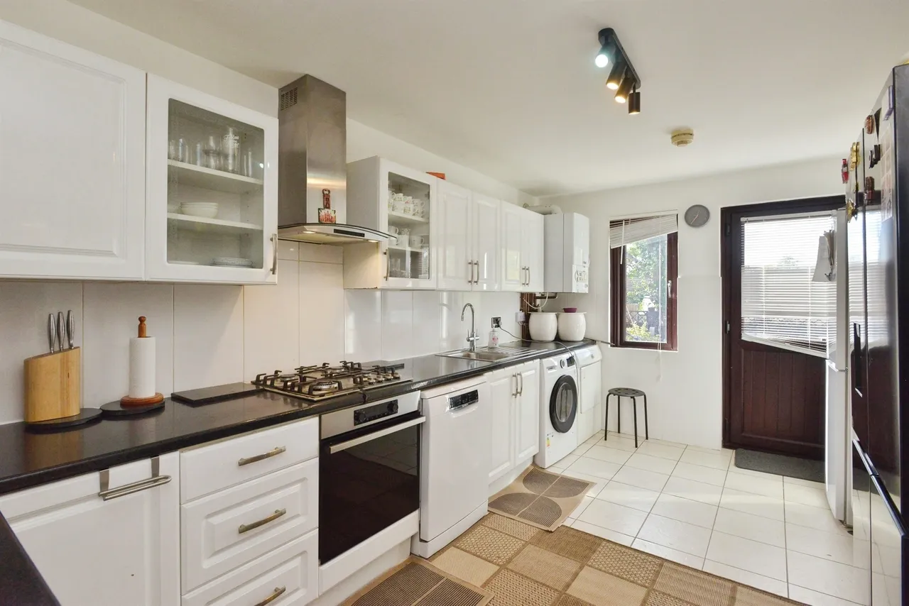 Coleshill Place, Bradwell Common, MK13, photo 2