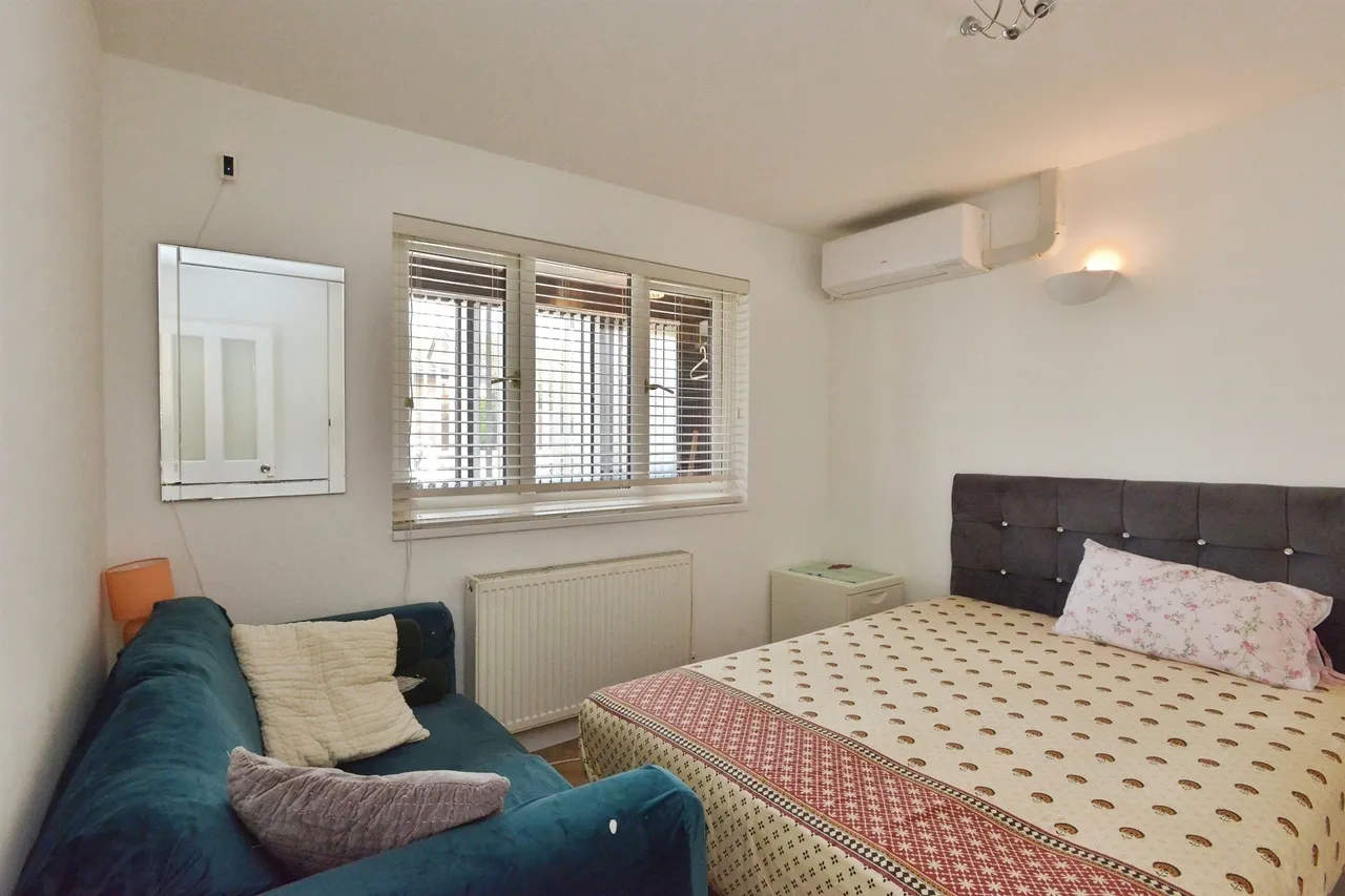 Coleshill Place, Bradwell Common, MK13, photo 16