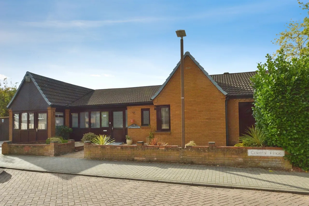 4 bed house for sale, Coleshill Place, Bradwell Common, MK13