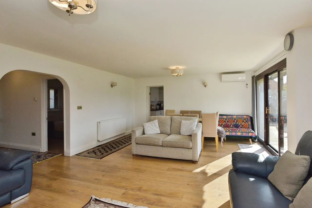 Coleshill Place, Bradwell Common, MK13, photo 5
