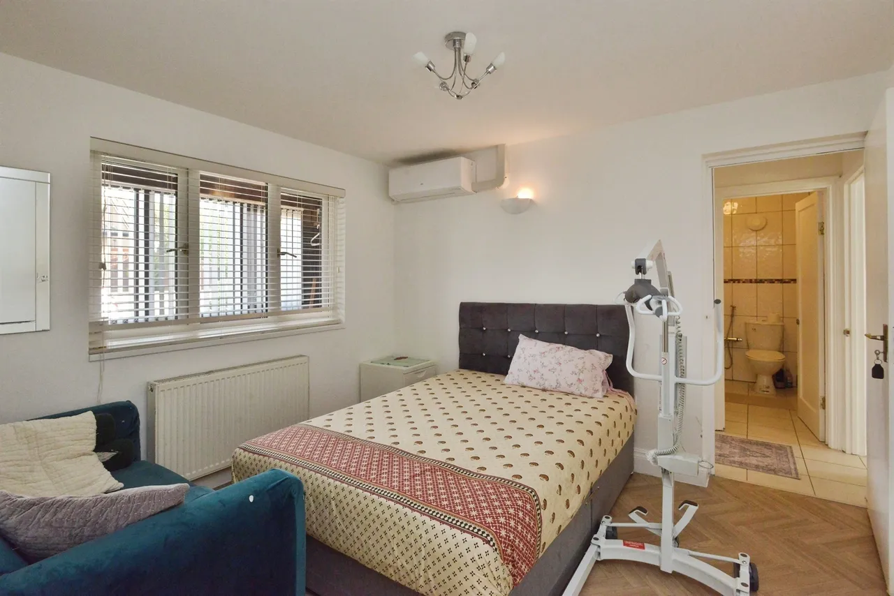 Coleshill Place, Bradwell Common, MK13, photo 9