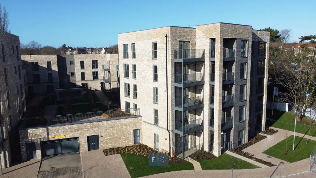 2 bed flat to rent, Luctons Close, Loughton, IG10