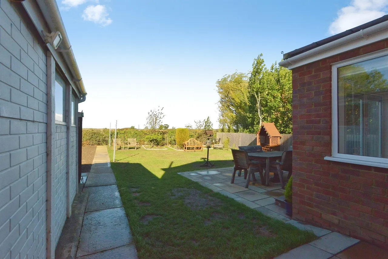 Manor Close, Cosgrove, MK19, photo 18