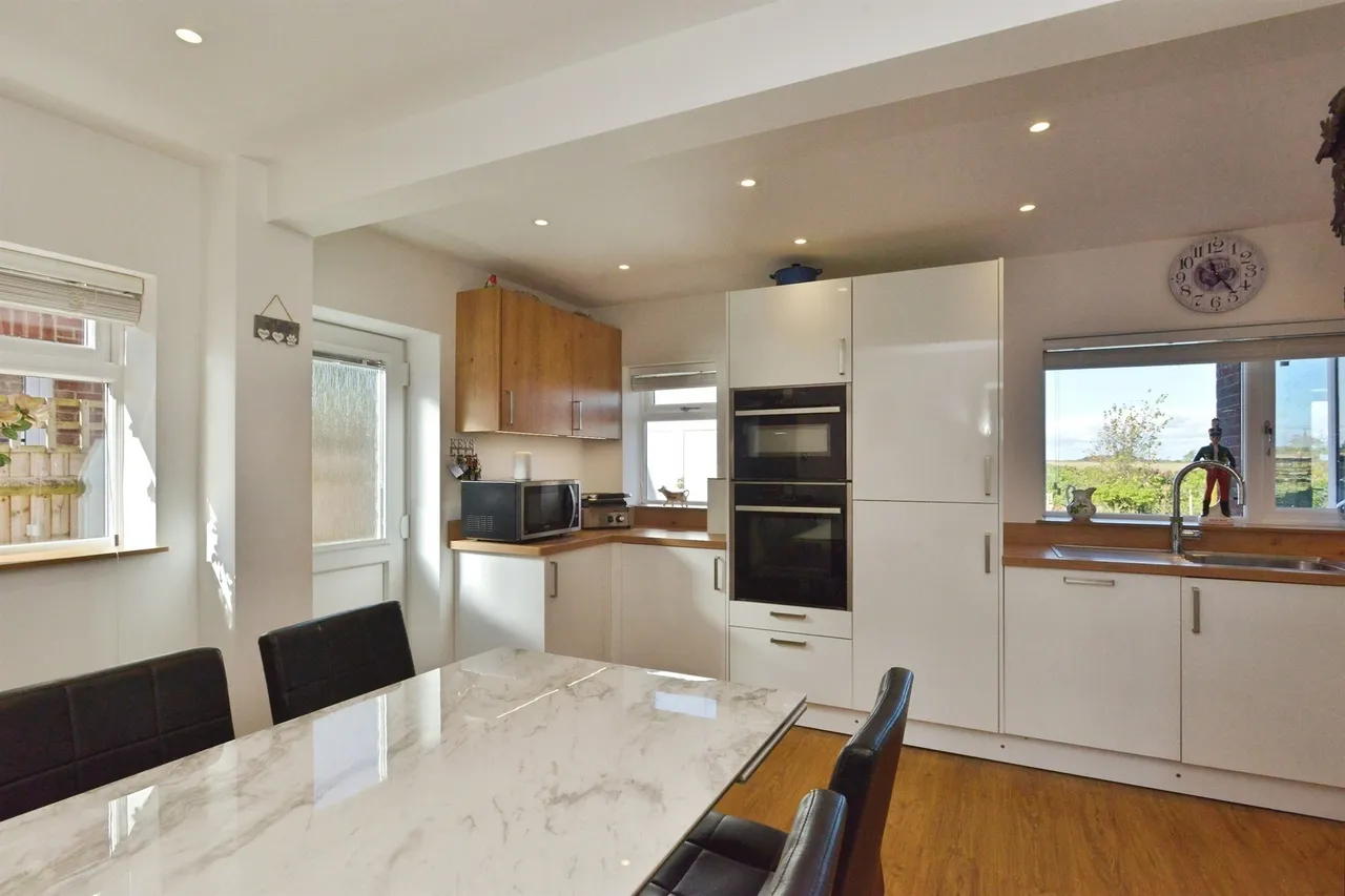 Manor Close, Cosgrove, MK19, photo 2
