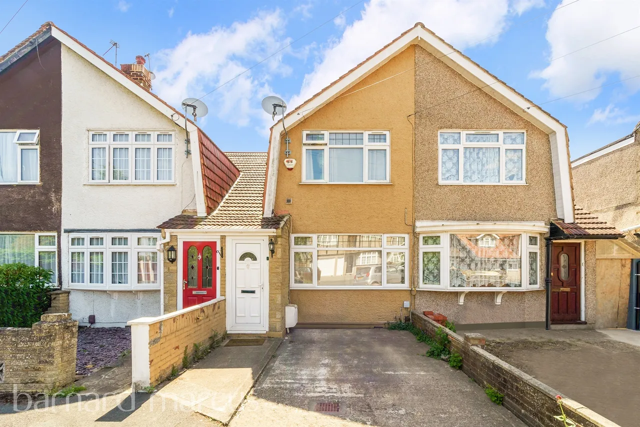 3 bed house for sale — Hereford Road, Feltham
