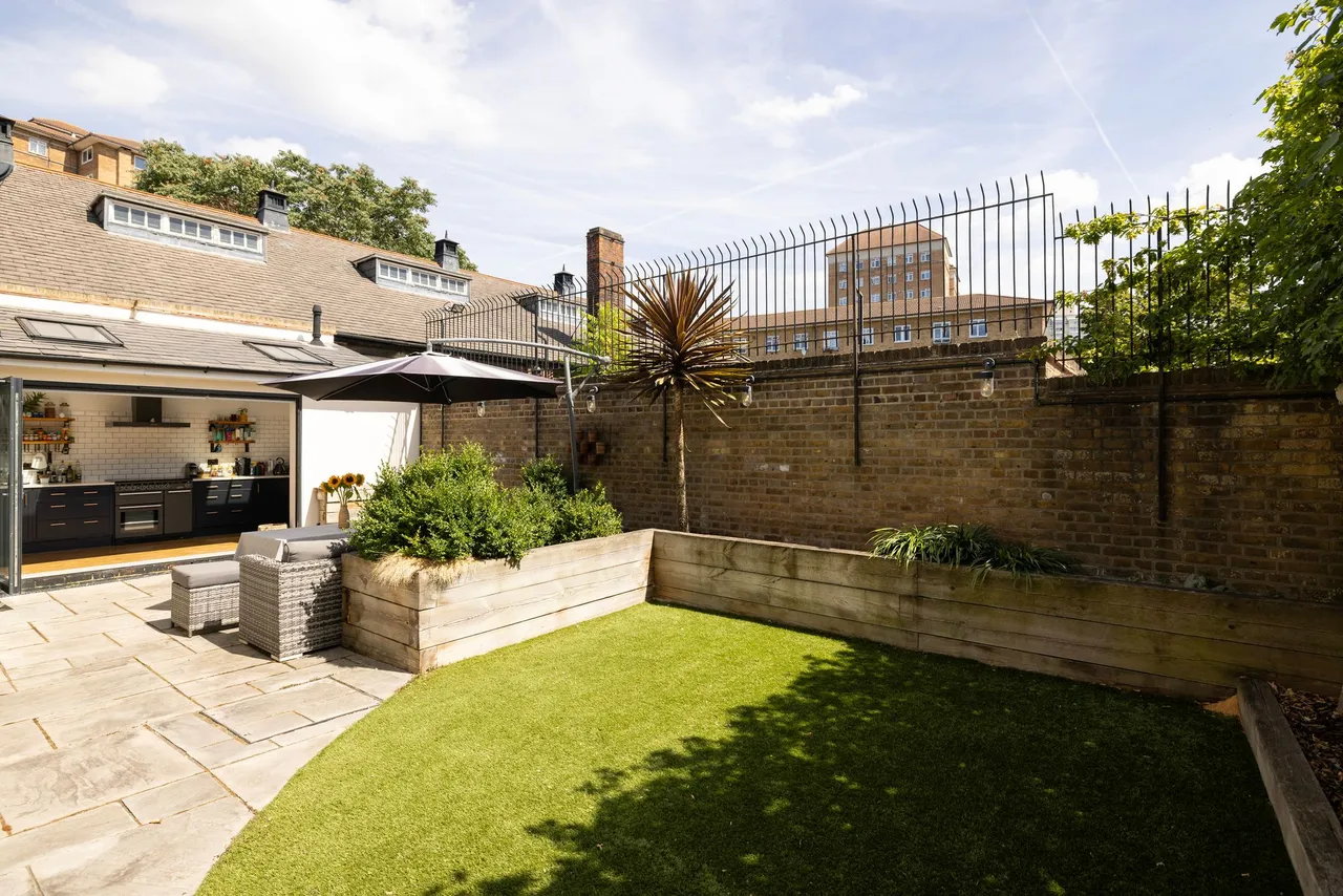 Wandsworth Road, London, SW8, photo 12