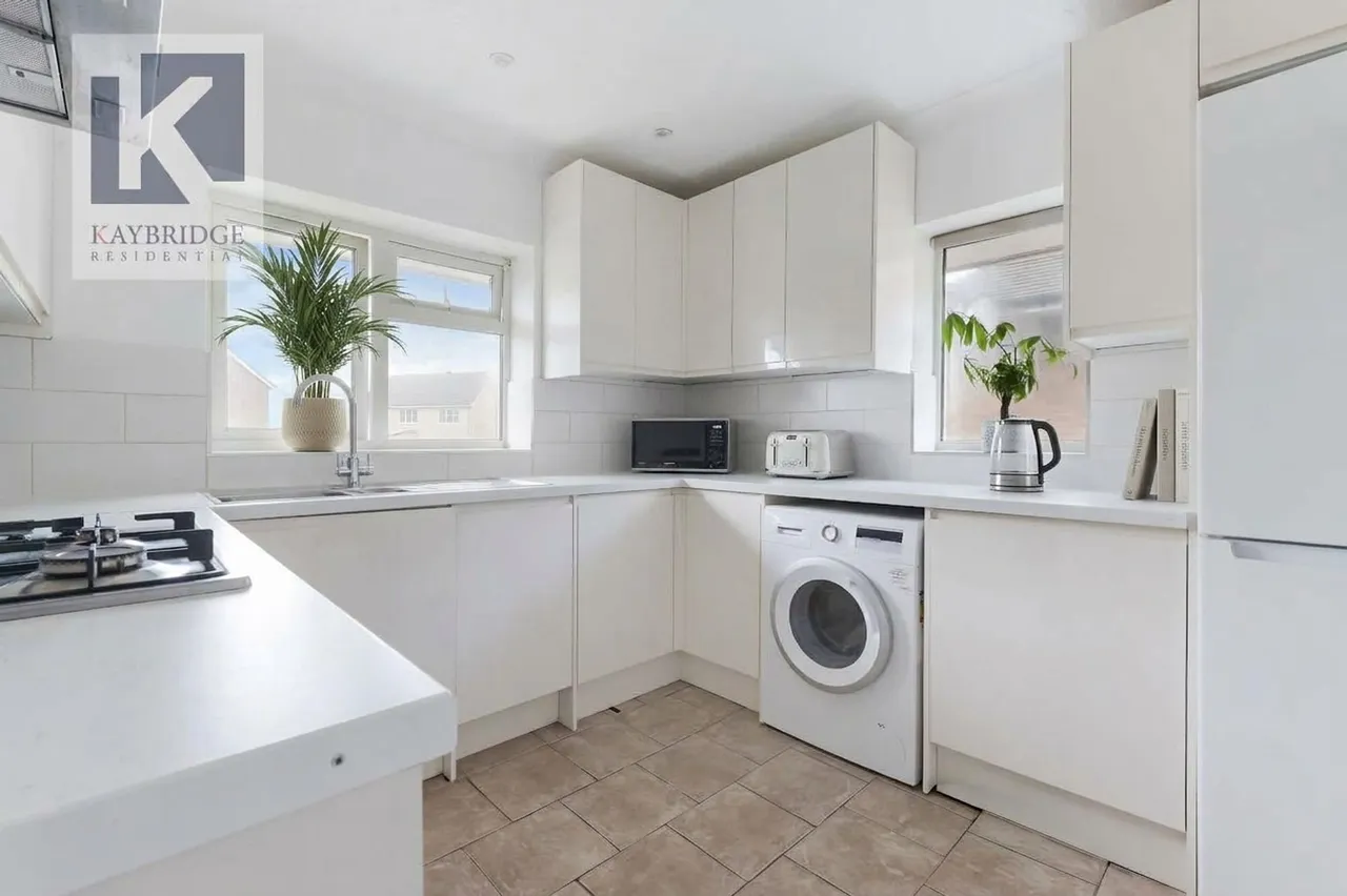 Reynolds Avenue, Chessington, KT9, photo 4