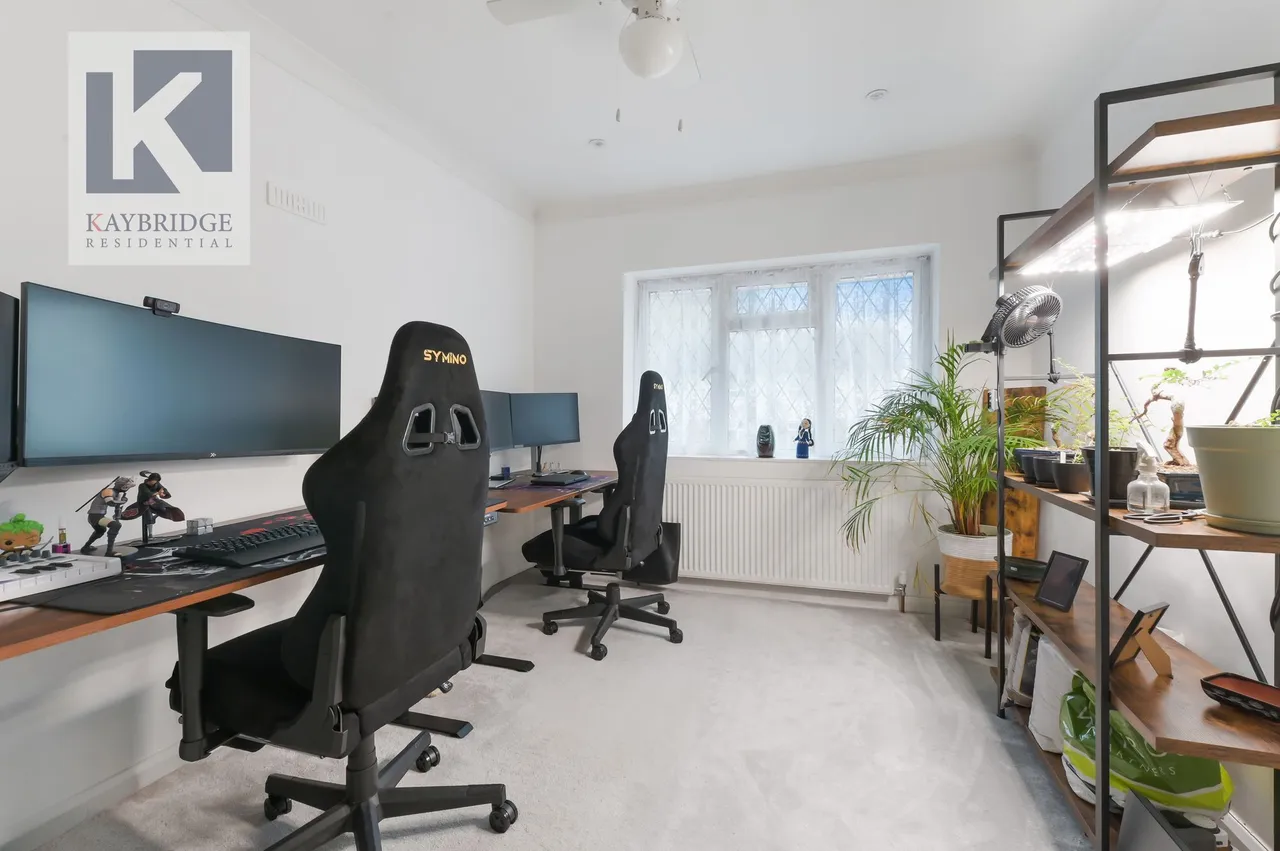 Reynolds Avenue, Chessington, KT9, photo 6