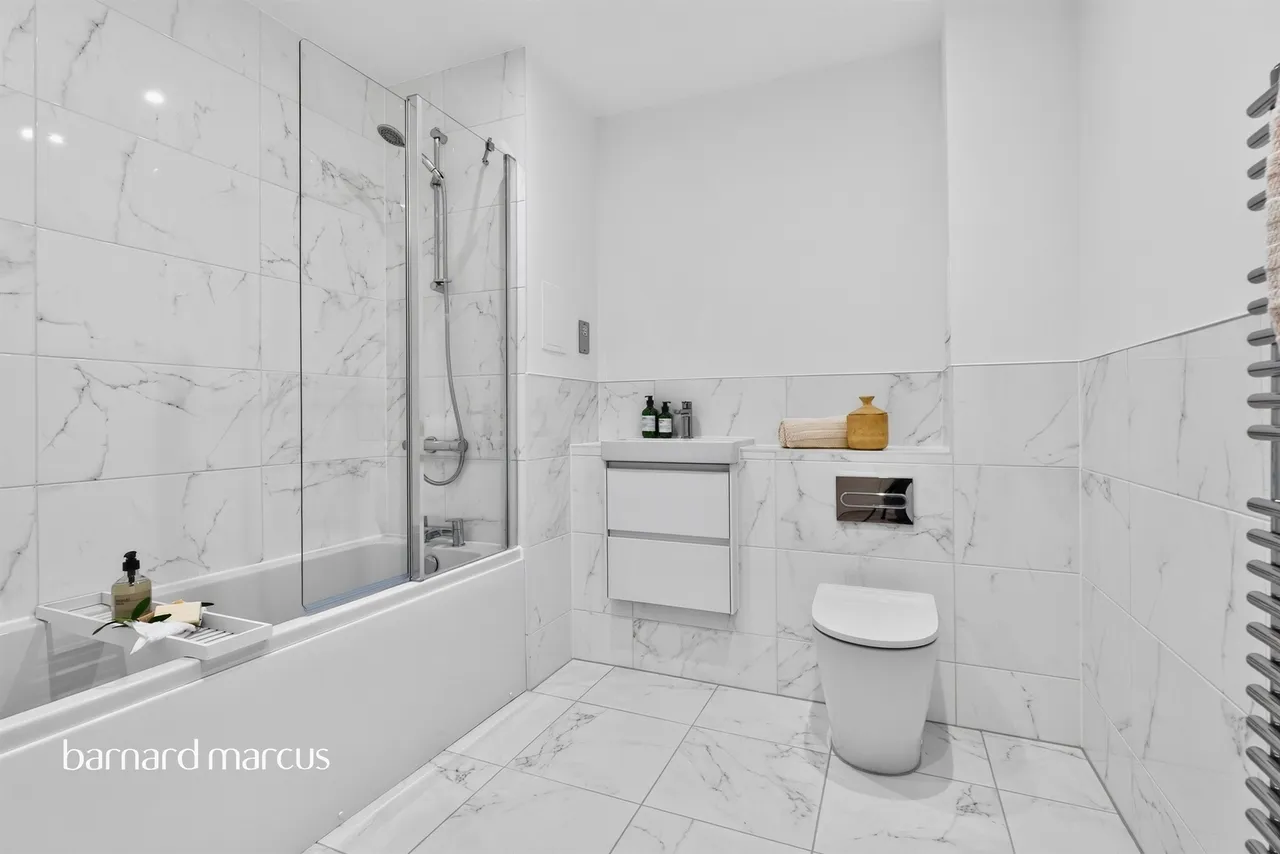 High Road, Finchley, N12, photo 17