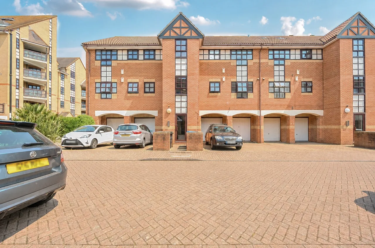 2 bed flat for sale, Emerald Quay, Shoreham-by-Sea, BN43
