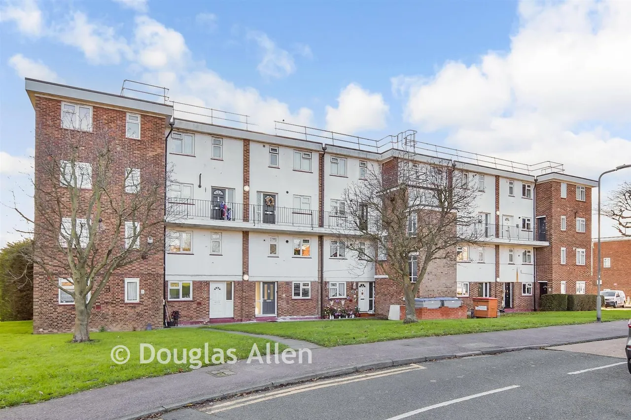 2 bed flat for sale, Victor Approach, Hornchurch, RM12