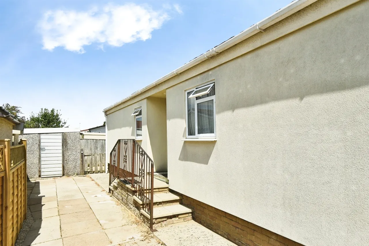 Russett Avenue, St Johns Priory, GL7, photo 14