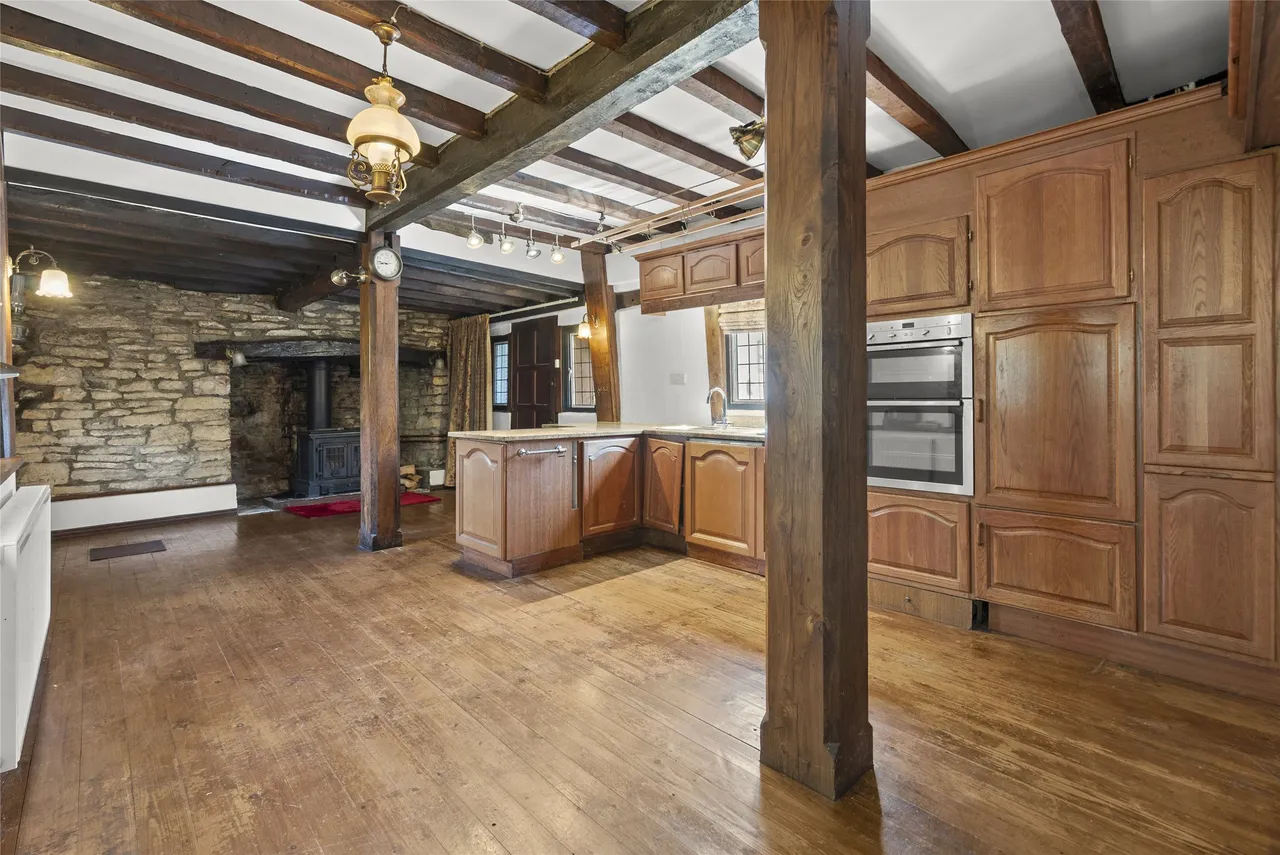 Stoke Road, Gloucestershire, Bishops Cleeve, GL52 8RP, photo 3
