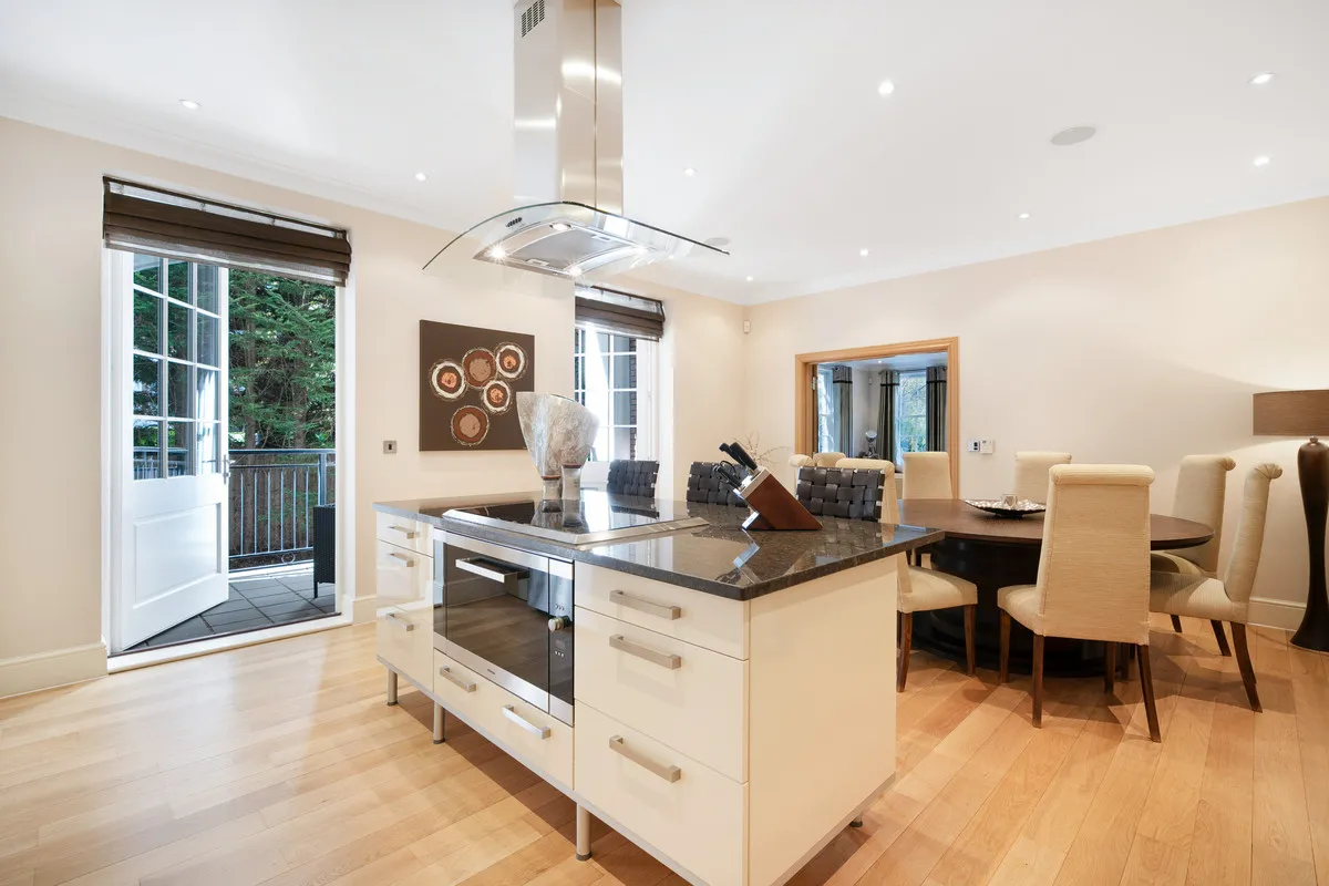 Esher Park Avenue, Esher, KT10, photo 4