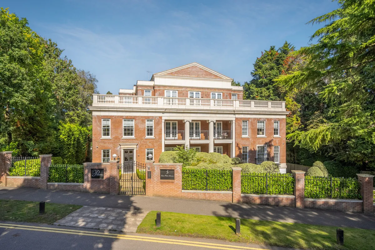 3 bed flat for sale, Esher Park Avenue, Esher, KT10