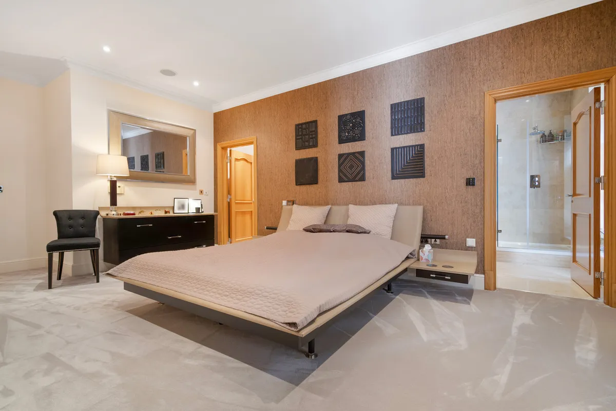Esher Park Avenue, Esher, KT10, photo 5