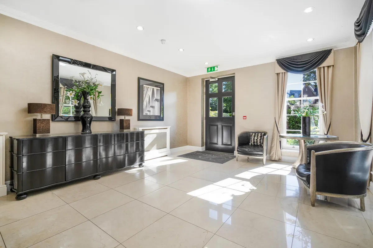 Esher Park Avenue, Esher, KT10, photo 2