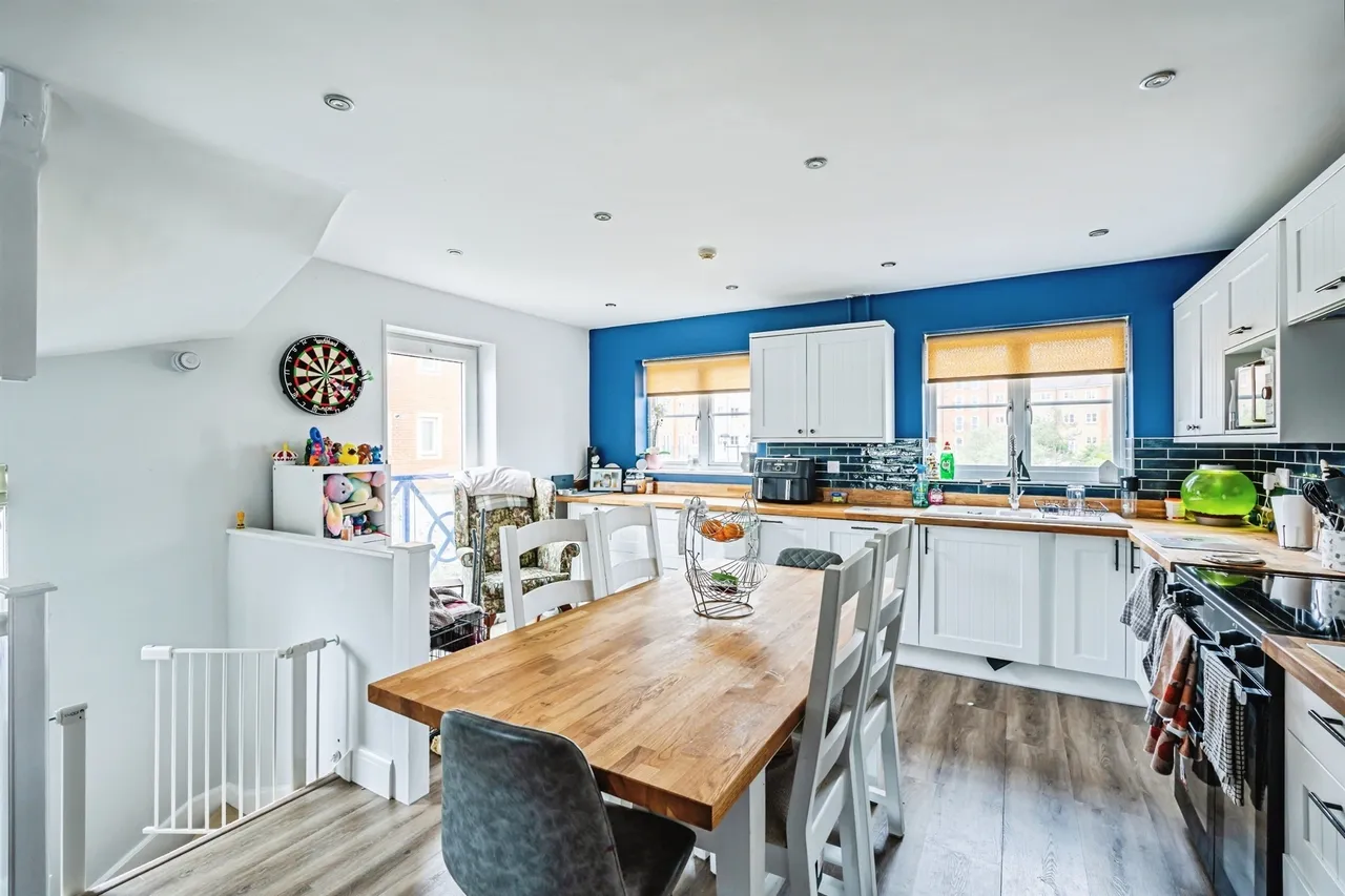 Dominica Court, Eastbourne, BN23, photo 3