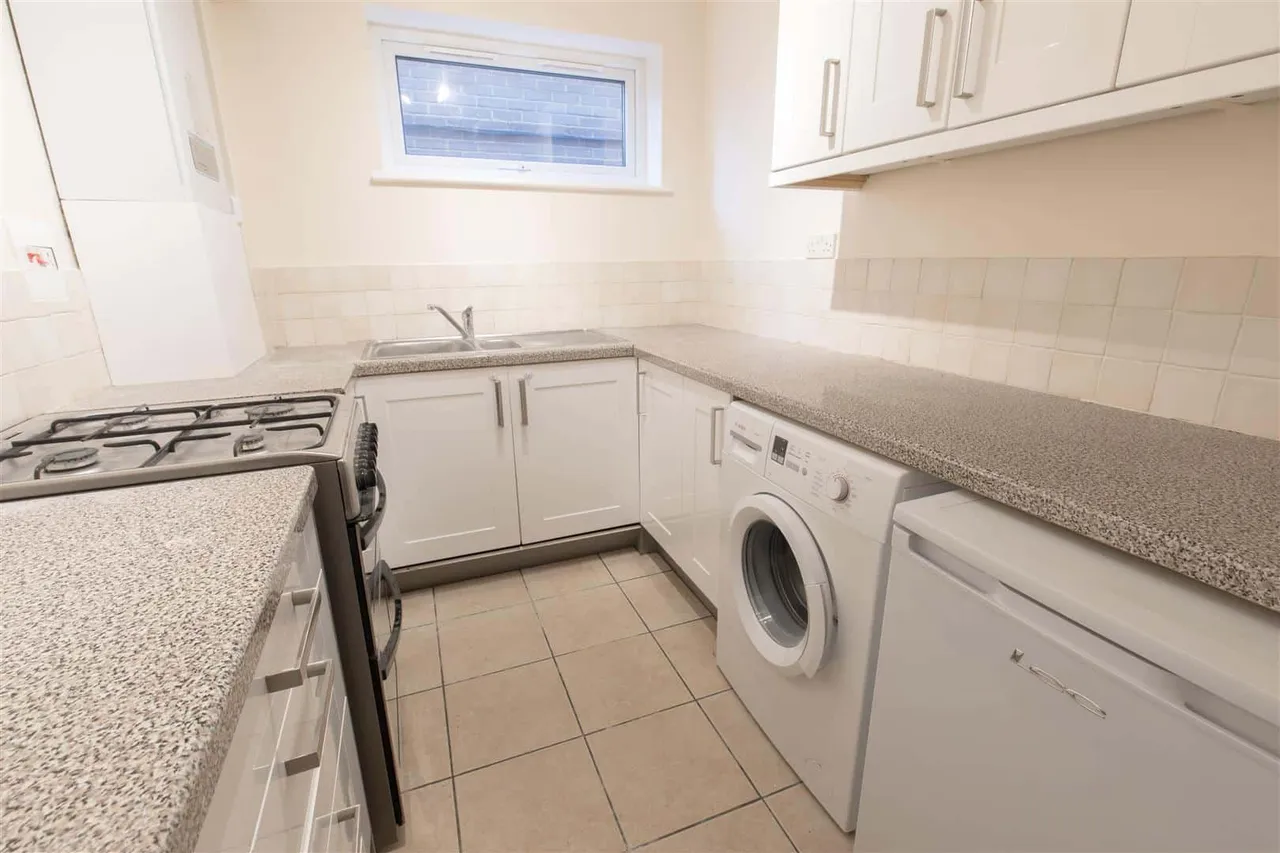 Dedworth Road, Windsor, Berkshire, SL4 4JW, photo 2