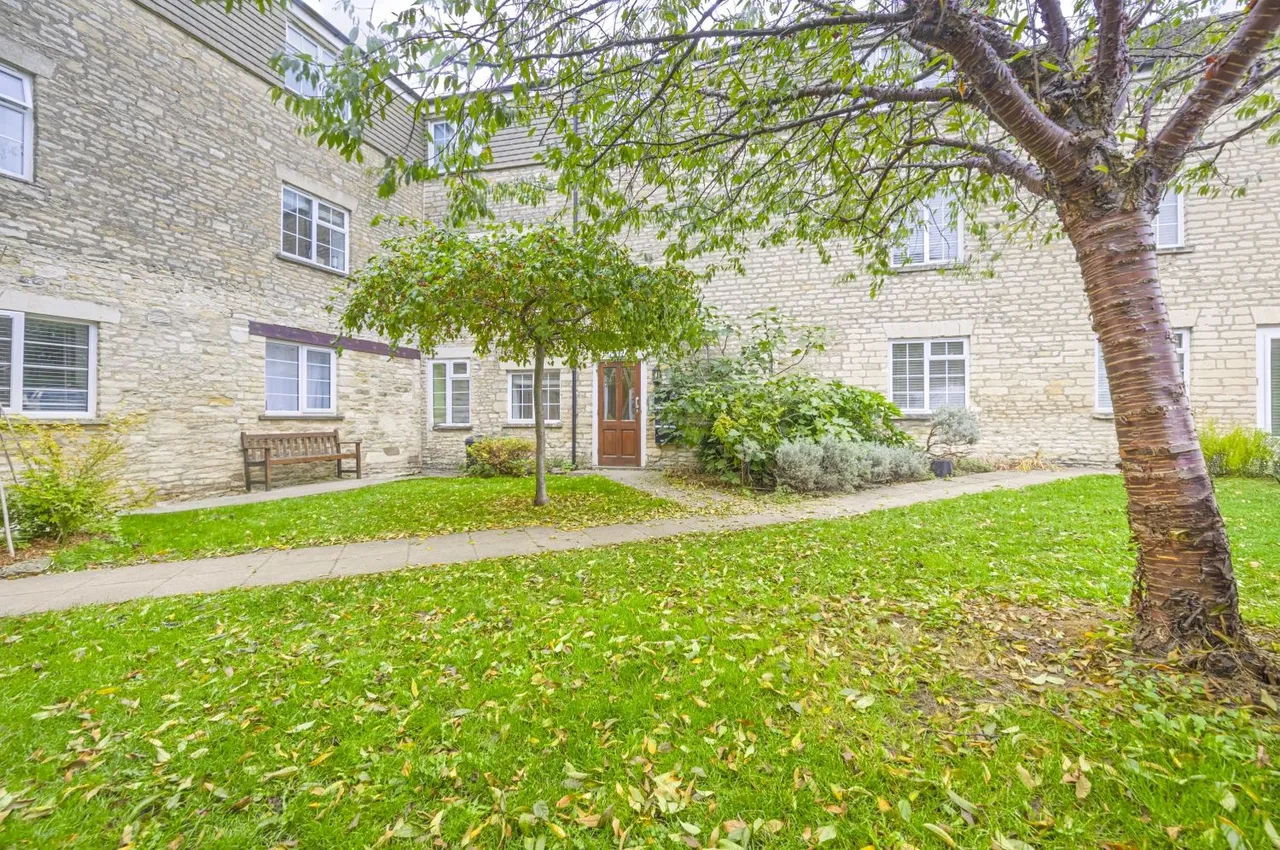 Barton Court, Cirencester, GL7, photo 7