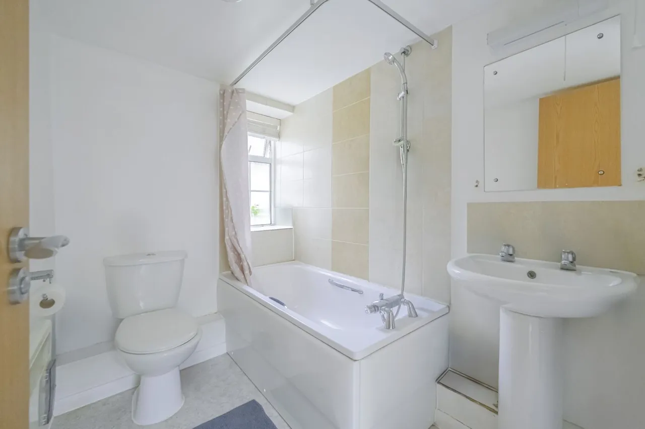 Barton Court, Cirencester, GL7, photo 6