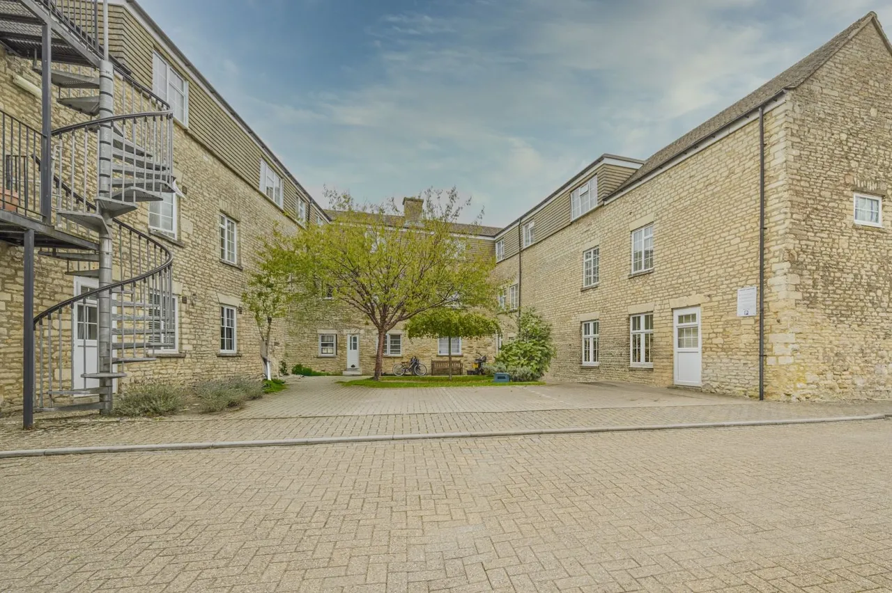 Barton Court, Cirencester, GL7, photo 2