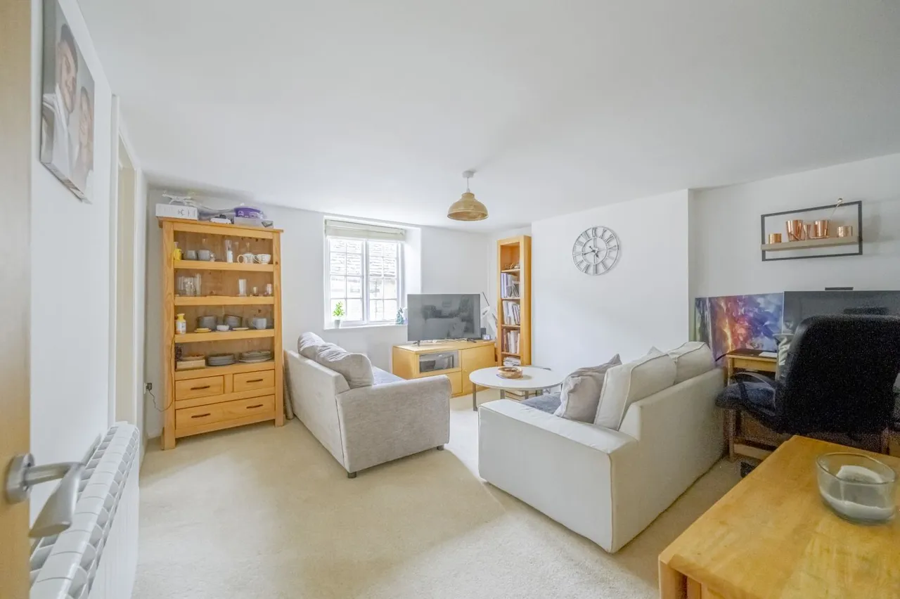 1 bed flat for sale, Barton Court, Cirencester, GL7