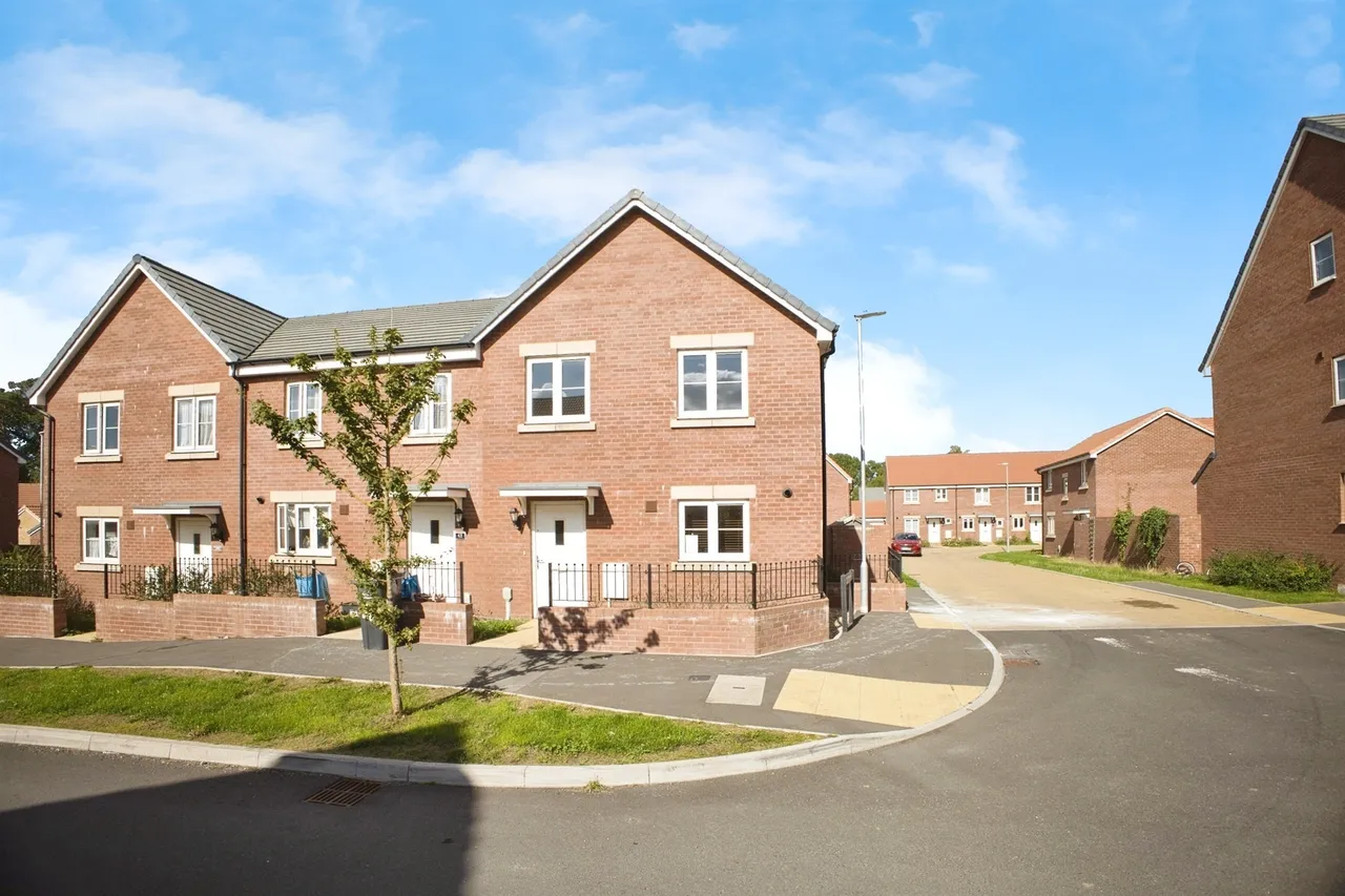 3 bed house for sale — Kingfisher Drive, Houndstone, Yeovil