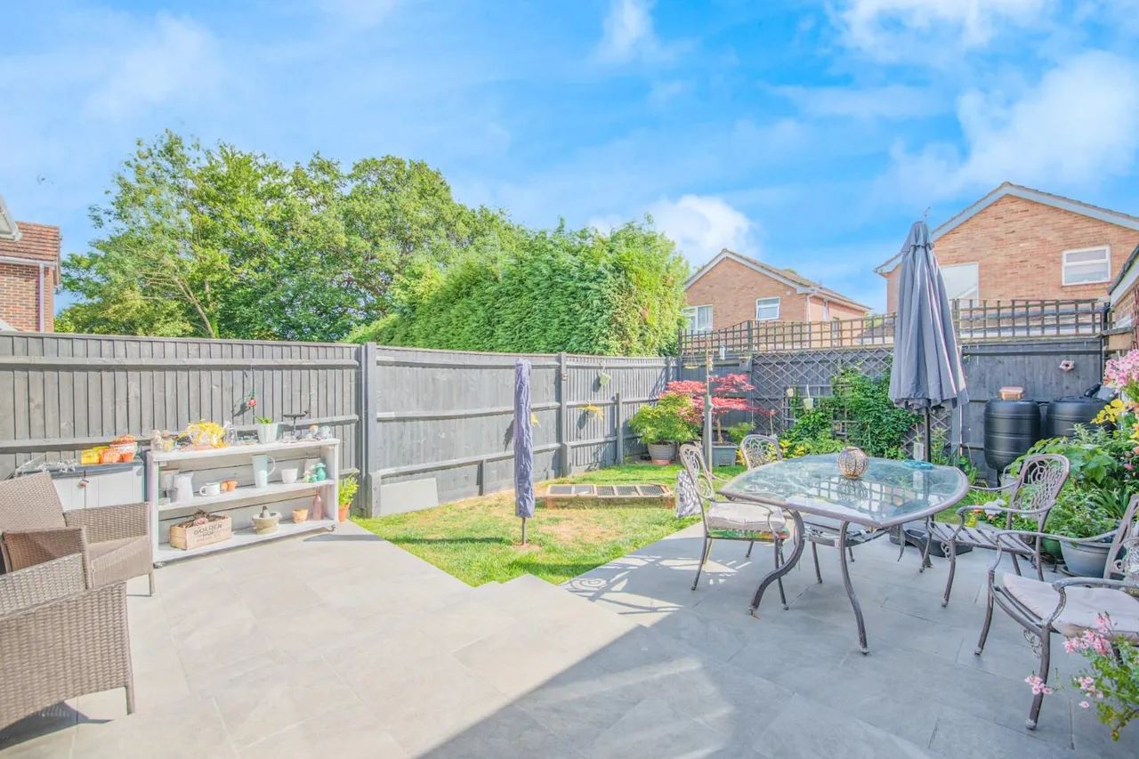 Dell Close, Fair Oak, SO50, photo 15