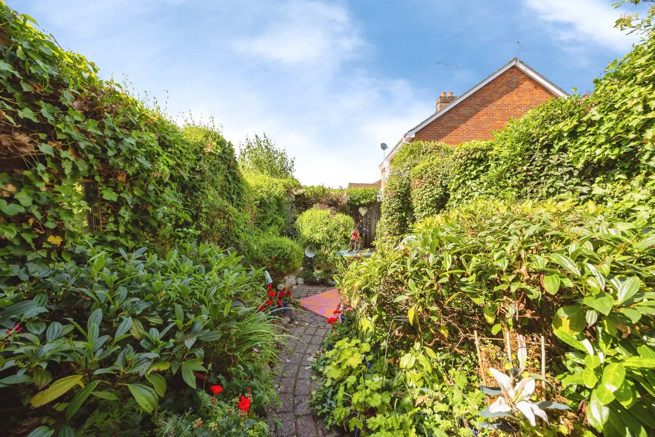 Brookmead Court, Farnham, GU9, photo 12