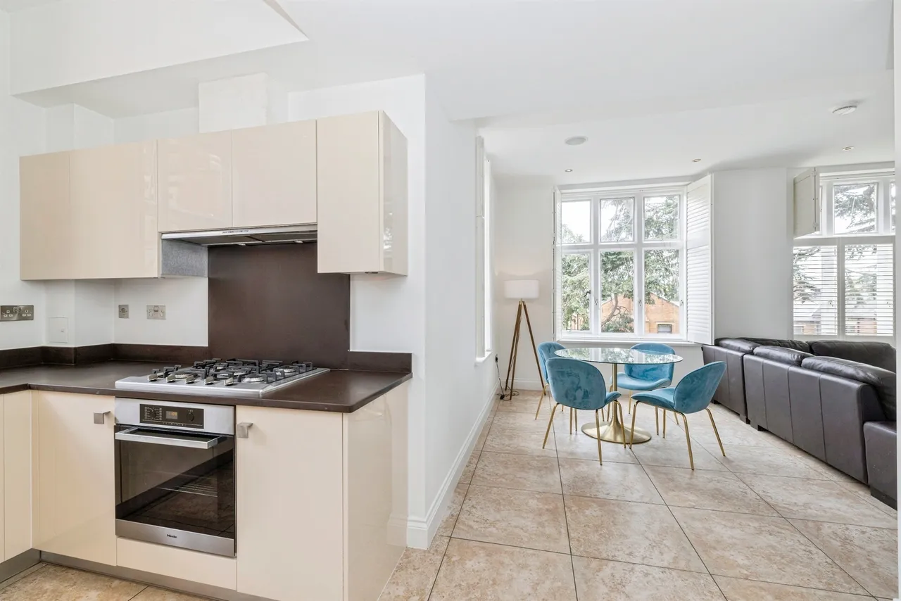 King Edward Place, Bushey, photo 3