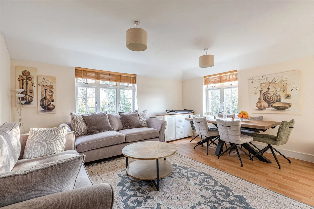 Brighton Road, Addlestone, KT15, photo 2