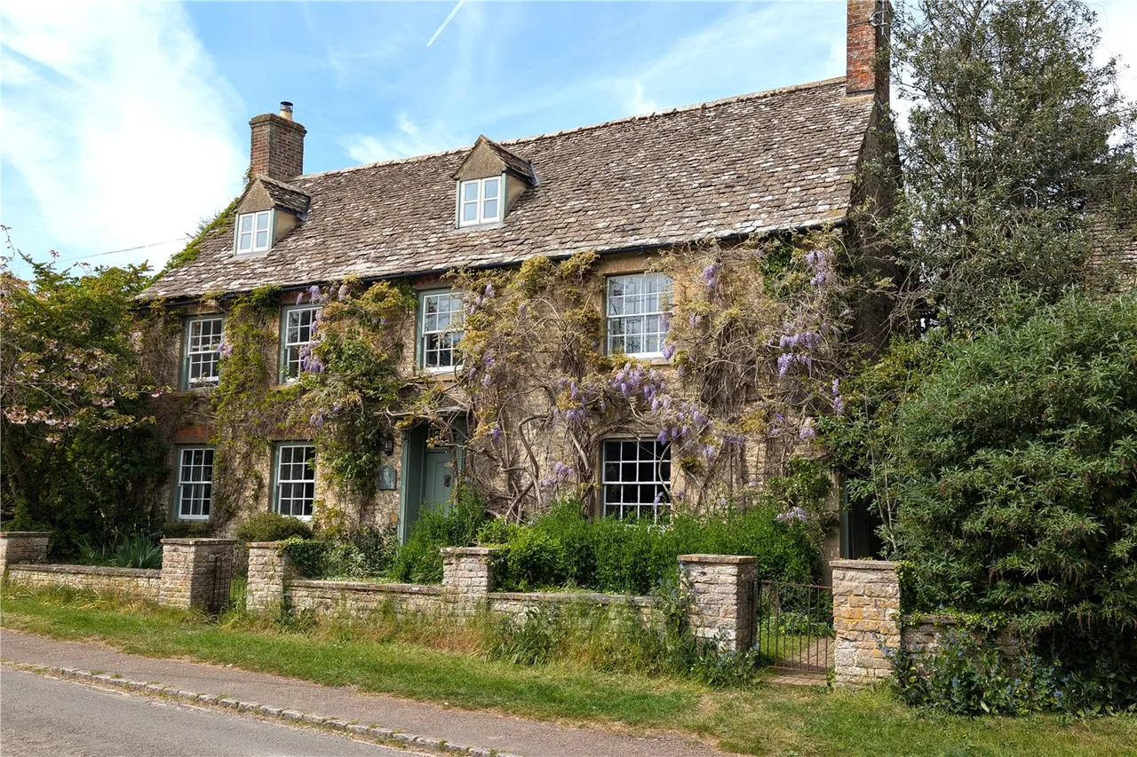 7 bed house for sale — High Street, Finstock, Chipping Norton, Oxfordshire, OX7 3DW