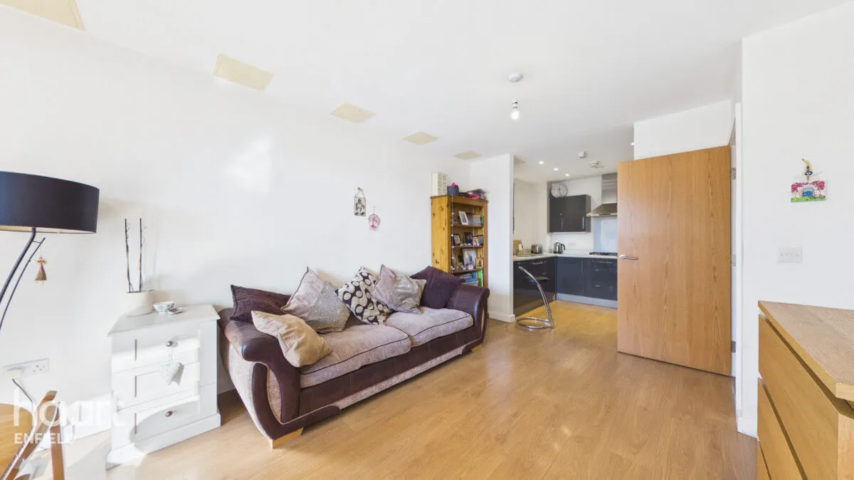 1 bed flat for sale, Watermill Lane, London, N18