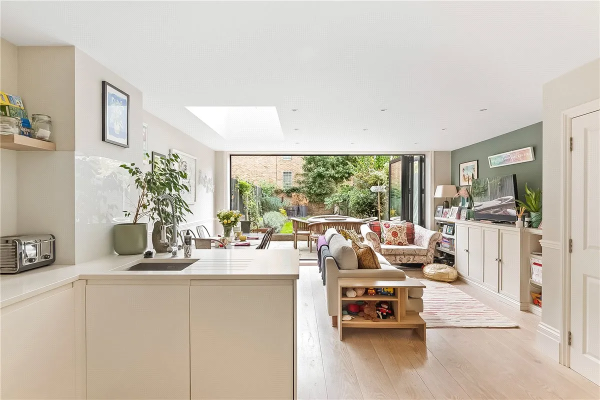 3 bed flat for sale, Trinity Road, London, SW17