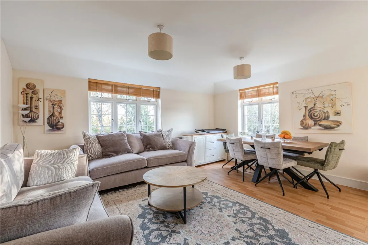 2 bed property for sale — Brighton Road, Addlestone, Surrey, KT15
