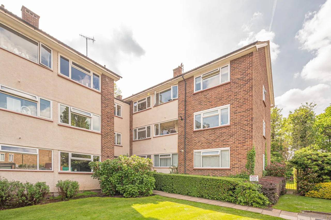 3 bed flat for sale — 19 Foreland Court, Holders Hill Road, London